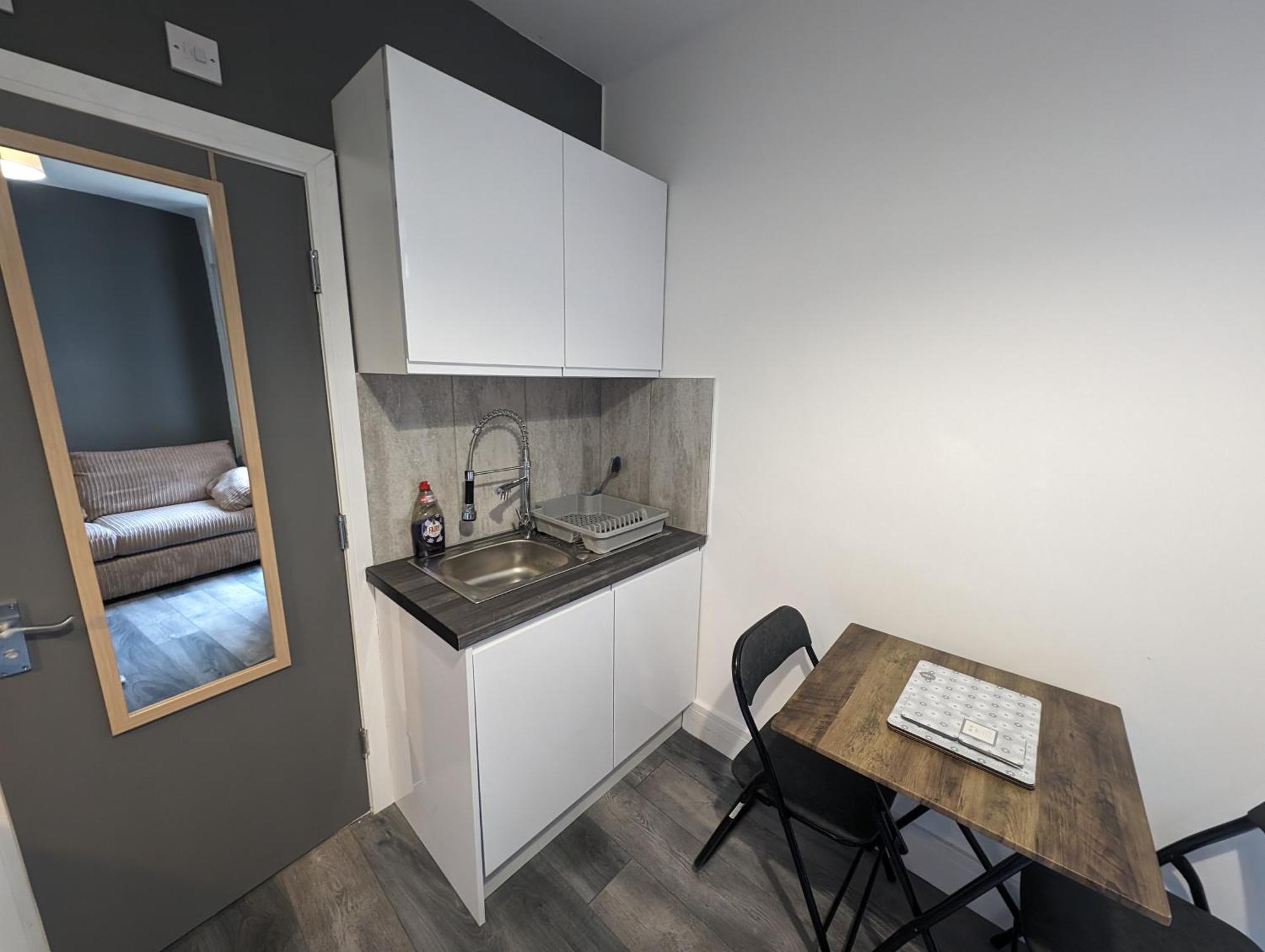 Station Apartment *